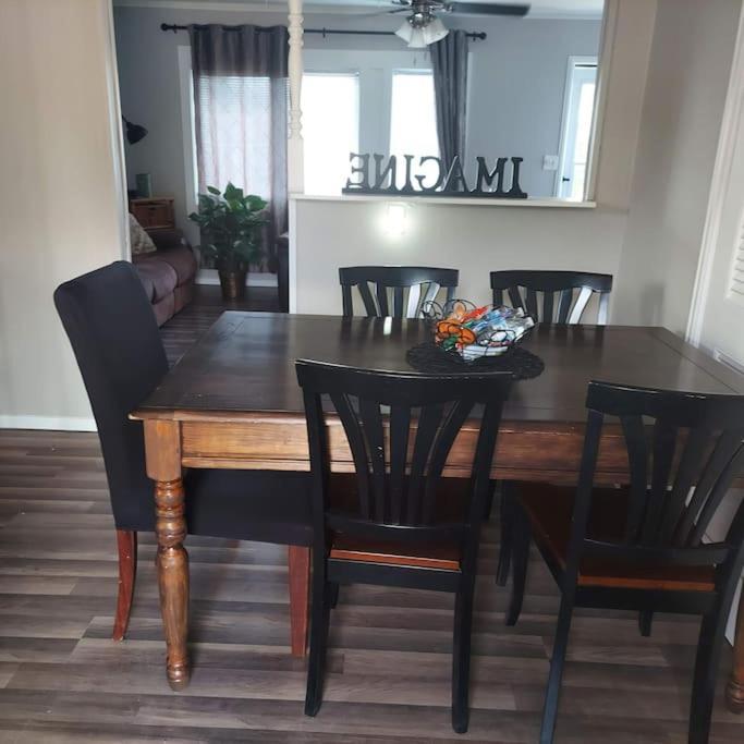 Cheerful 3 Bedroom House. Great Location Колорадо Спрингс Екстериор снимка